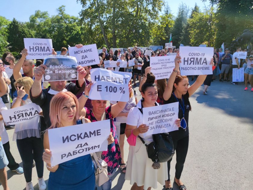 Стотици ресторантьори протестираха във Варна срещу мерките на Кунчев (СНИМКИ)
