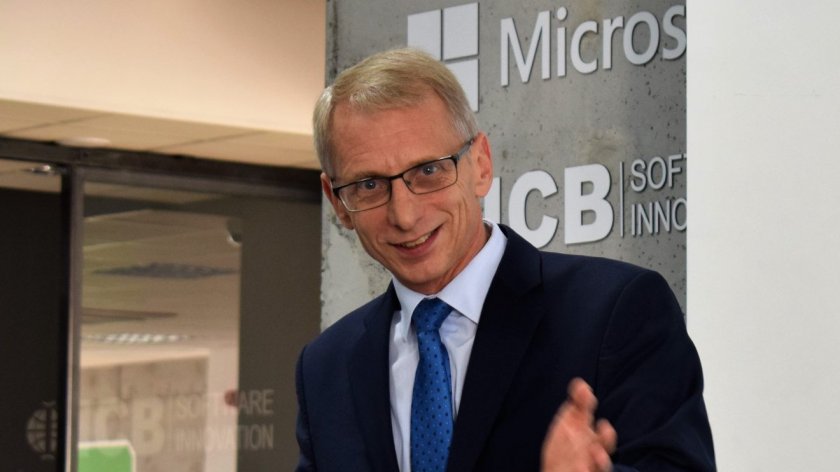 Николай Денков увери: Училищата ще затворят последни