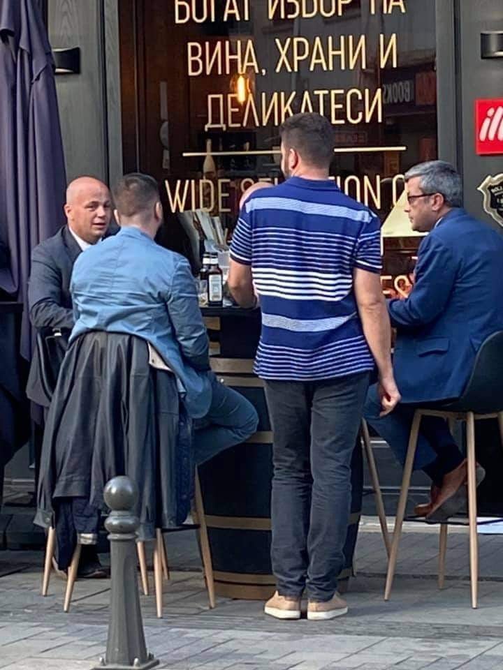 ФОТОБОМБА: Тома Биков и Сашо Симов на дружеска разпивка