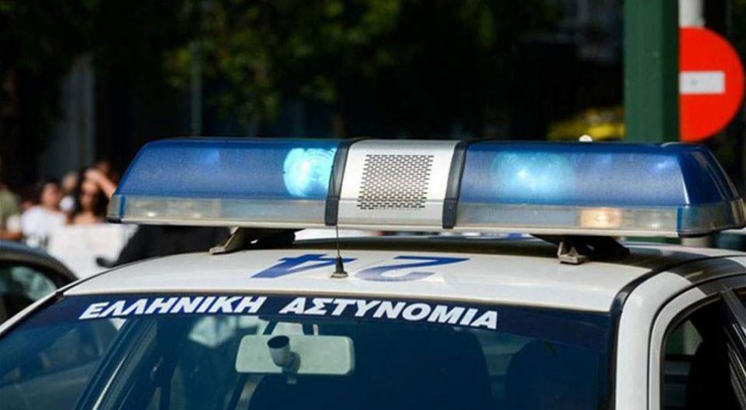 Двама въоръжени нахлуха с автомати в банка в Атина