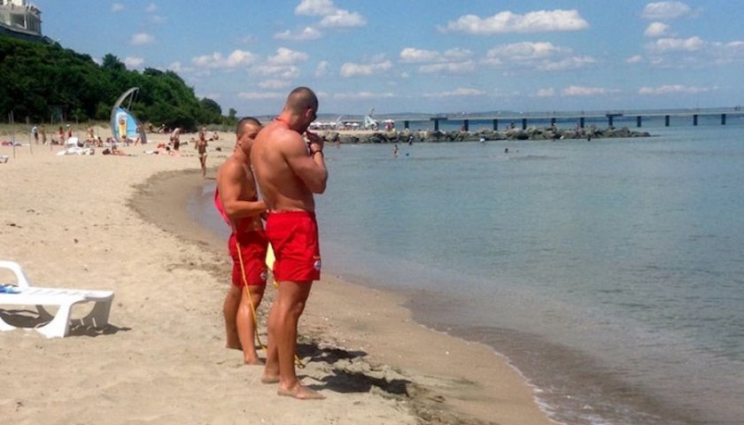 Без следа от момичето, изчезнало в бурното море край Китен (ОБЗОР)