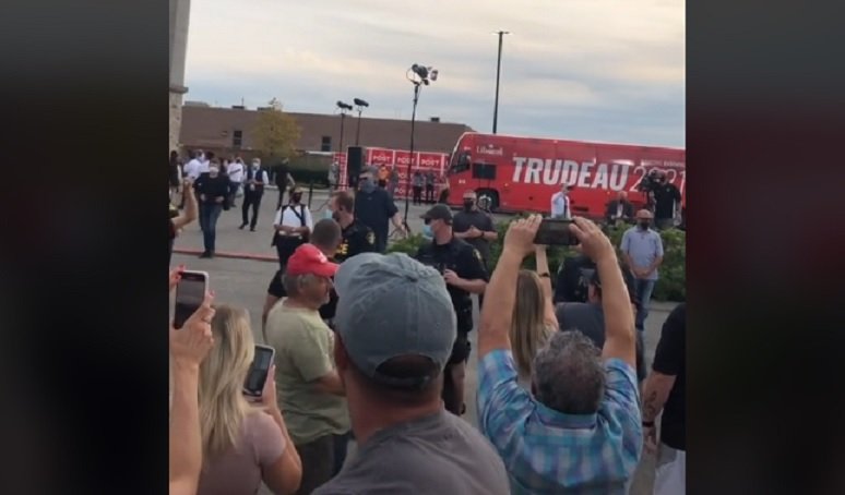 Стотици спряха рейса на Трюдо с викове „Fuck you” (ВИДЕО)