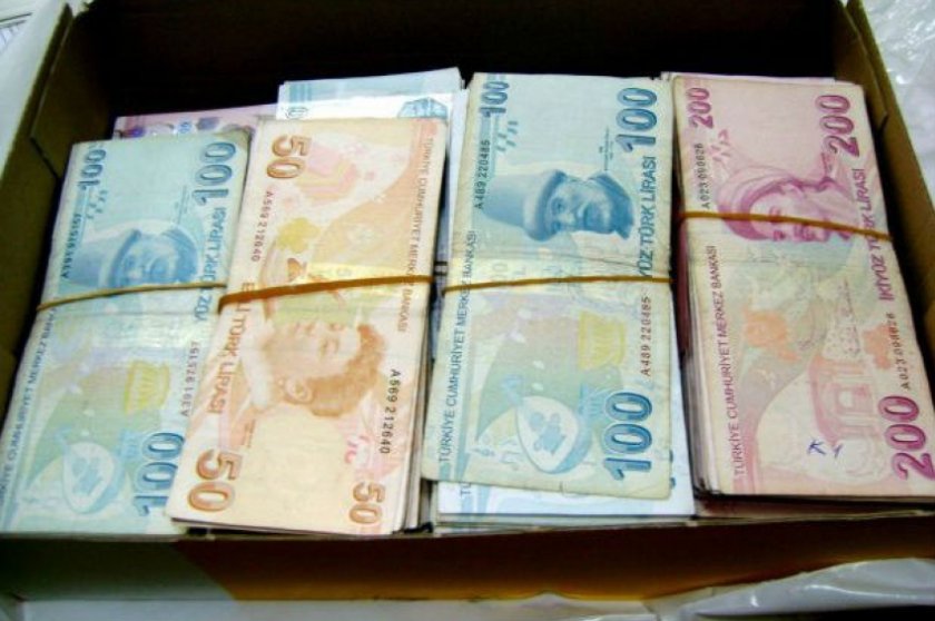 Митничари откриха недекларирана валута за над 850 000 лева