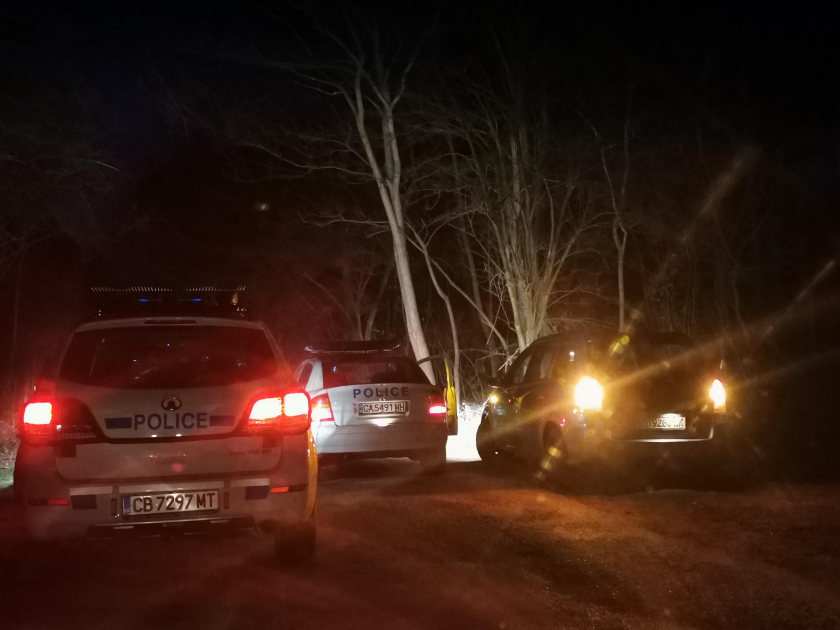След зрелищна гонка в Бургас: Полицаи спипаха две коли с мигранти 