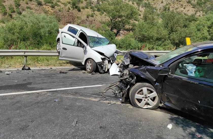 Мъж и жена са пострадали при ПТП в Кресненското дефиле
