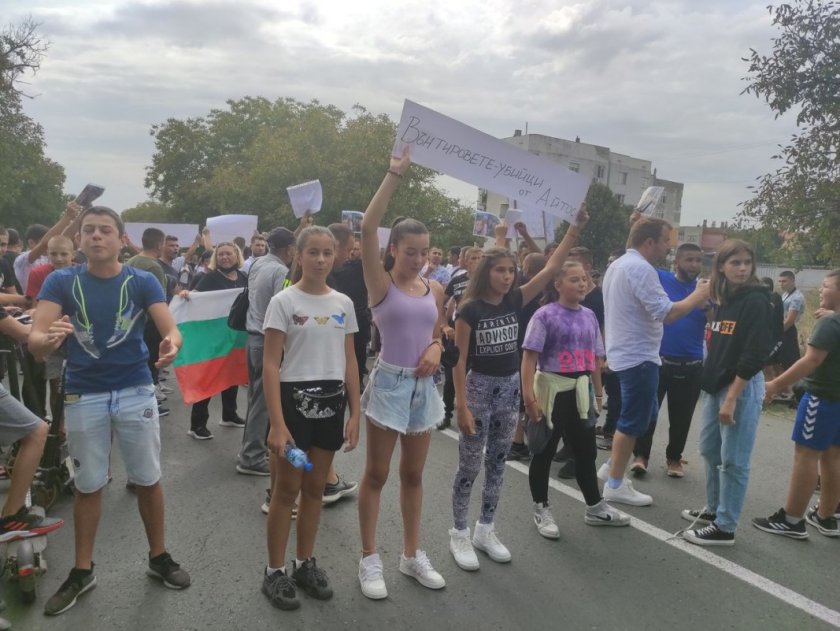 Сблъсъци с полицията на протест в Айтос заради тежка катастрофа (снимки)