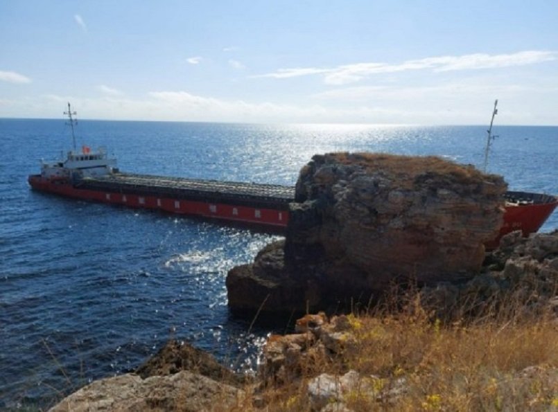 Товарен кораб заседна край Яйлата (СНИМКИ)