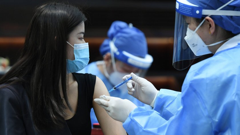 Китай ваксинира напълно над 1 млрд. души