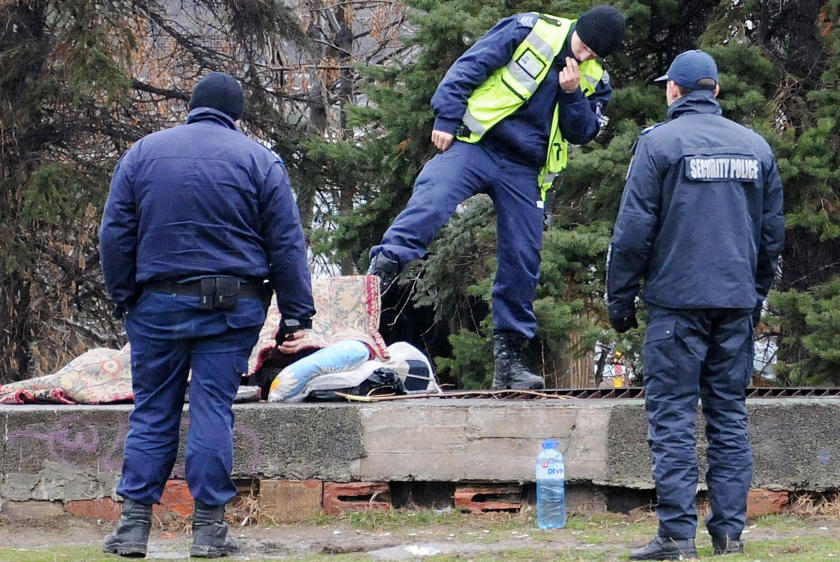 Бездомник нокаутира полицай в София