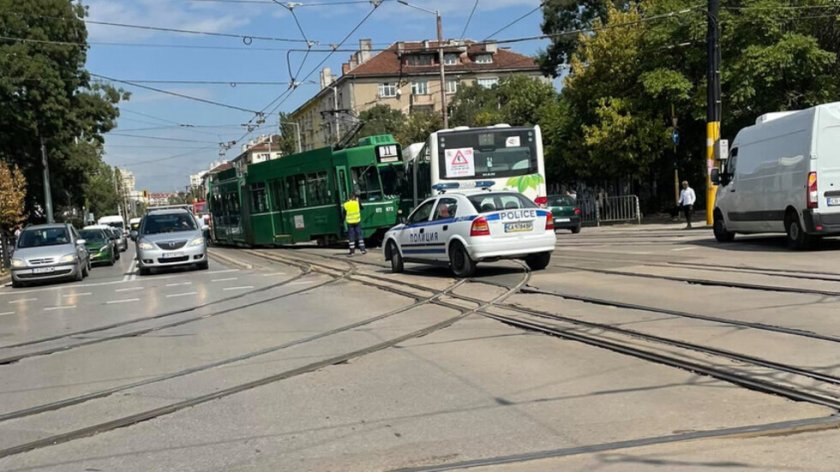 Трамвай и автобус се удариха в София, има пострадала