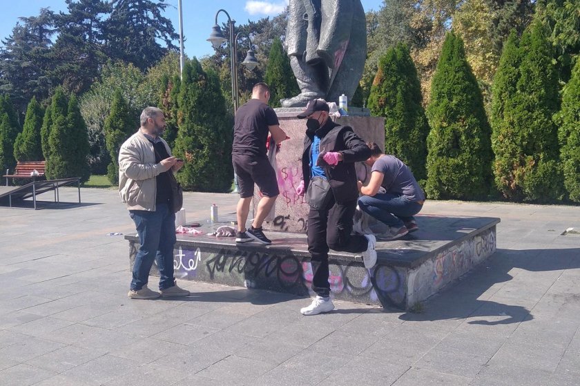 БРАВО! Български младежи почистиха паметника на Гоце в Скопие