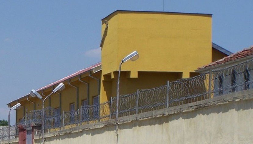 Затворници се наливат с алкохол в пловдивския зандан (ВИДЕО)