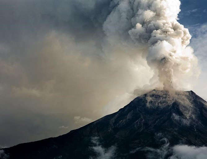 Вулканът на Канарите пак изригна