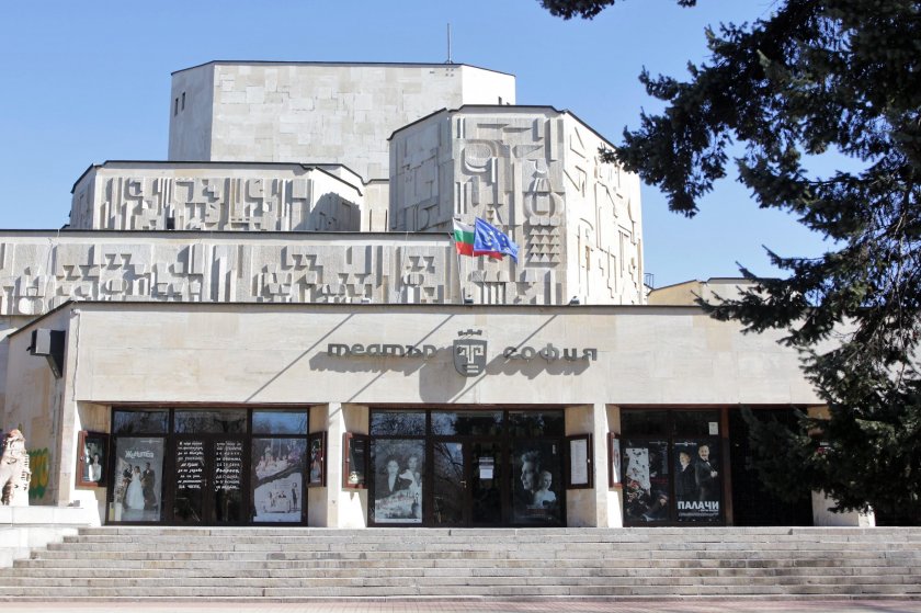 Щастие: Театър „София” се размина с ламинат по фасадата