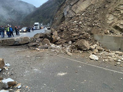 Паднали скални късове затвориха пътя Кричим-Девин
