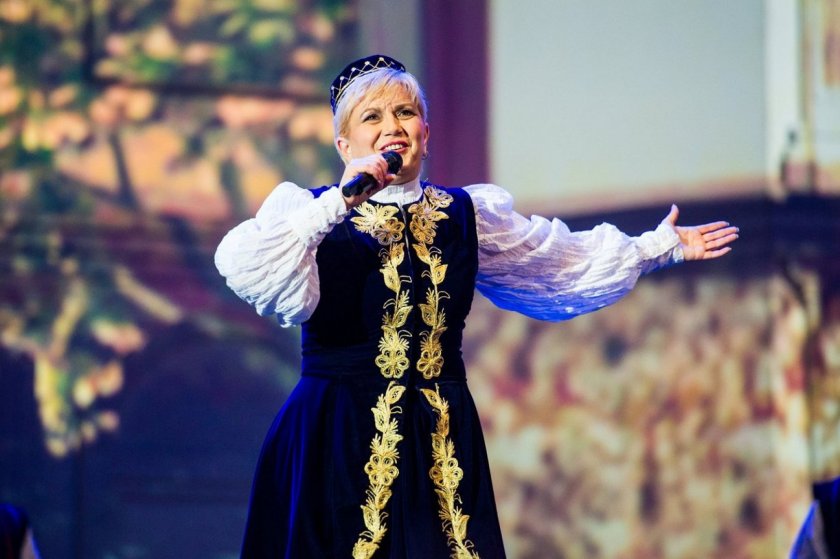 Само в Lupa.bg: Николина Чакърдъкова пее безплатно за БСП на Бузлуджа