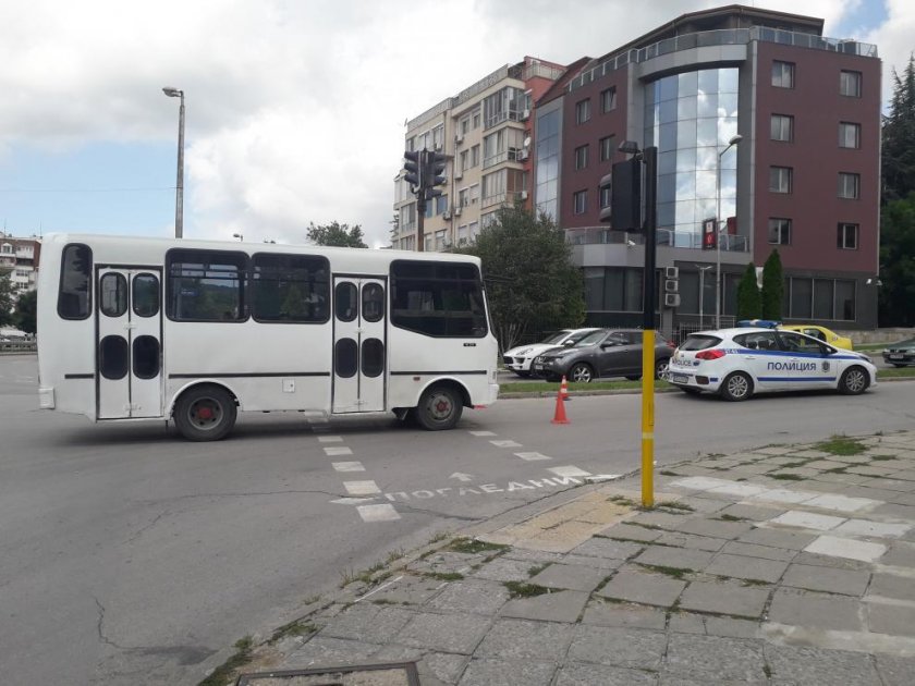 Градски автобус удари пешеходка