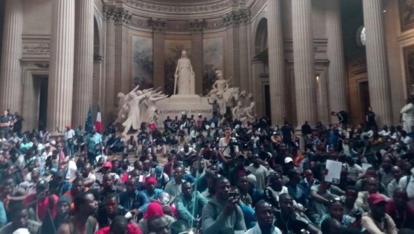 "Черни жилетки" от Африка окупираха парижкия Пантеон (СНИМКИ+ВИДЕО)