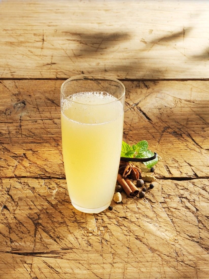 Ароматна лимонада с ябълков сок и маточина