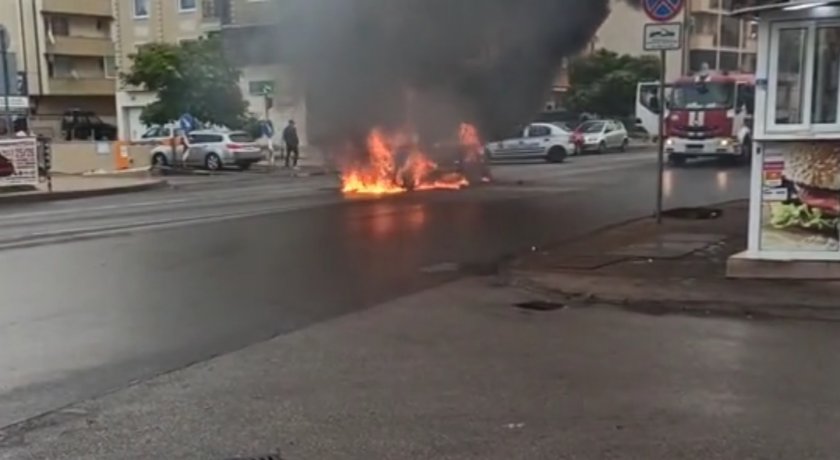 Кола изгоря до метрото в „Надежда”