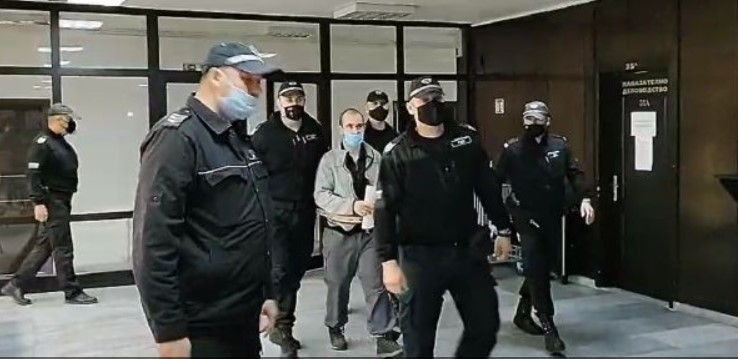 Илия, който уби родителите си: Пих антибиотици и нещо се обърка