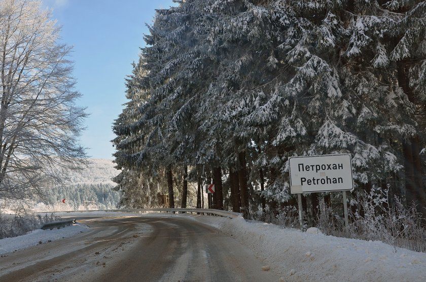 Зимата иде! Сняг заваля на „Петрохан”