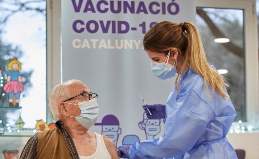 Испания постанови трета доза за всички над 70 години