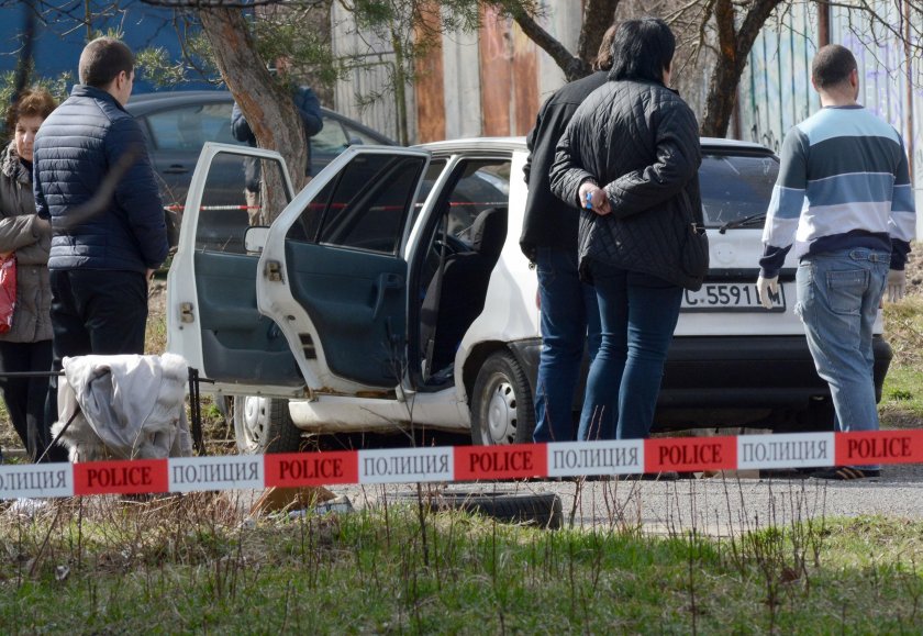Мъж се гръмна в главата, жена се обеси в Сливенско
