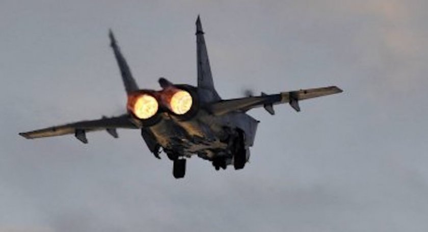 Руски МиГ-31 ескортира американски бомбардировач над Японско море
