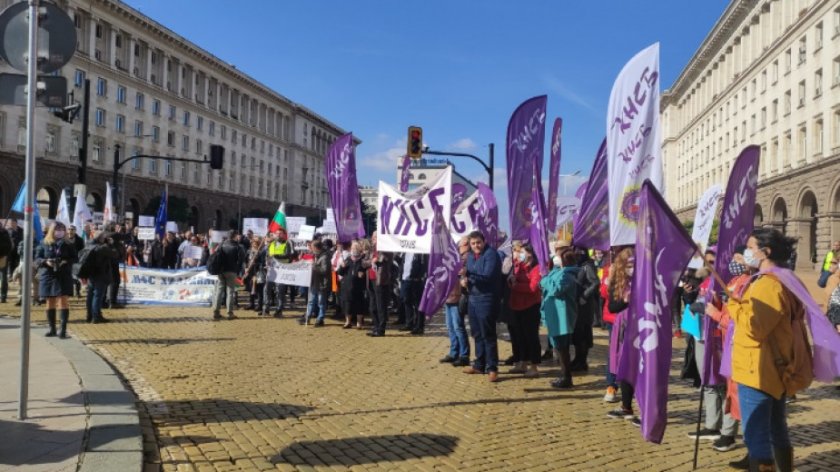 Центърът на София е блокиран, народът протестира срещу скъпия ток