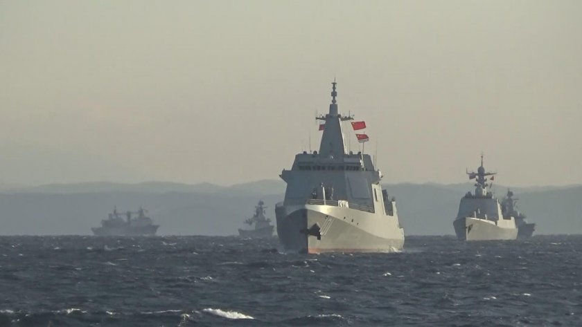 Военни кораби на Китай и Русия притесняват Япония