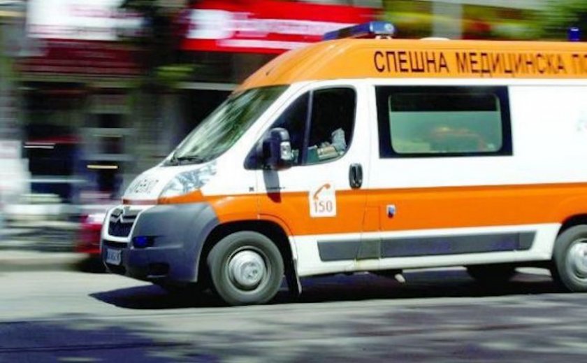 Кола удари семейство на пешеходна пътека, жената почина