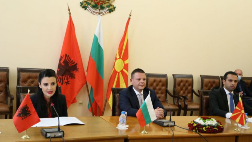 Министри на България, Албания и РСМ подписаха меморандум за Коридор 8