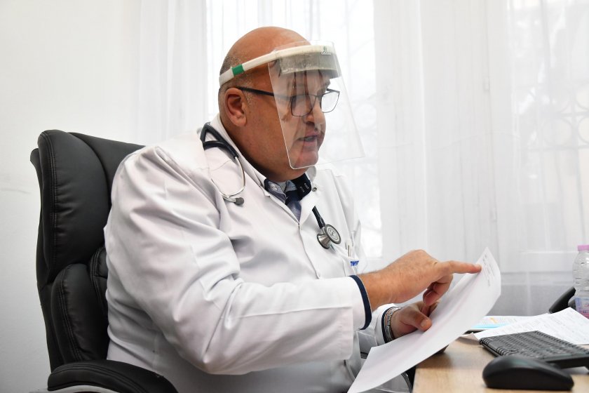 Д-р Николай Брънзалов: Не е добре да се поставят в един ден COVID и противогрипната ваксина