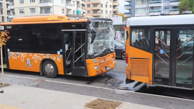 Пътници пострадаха при удар на два автобуса в София