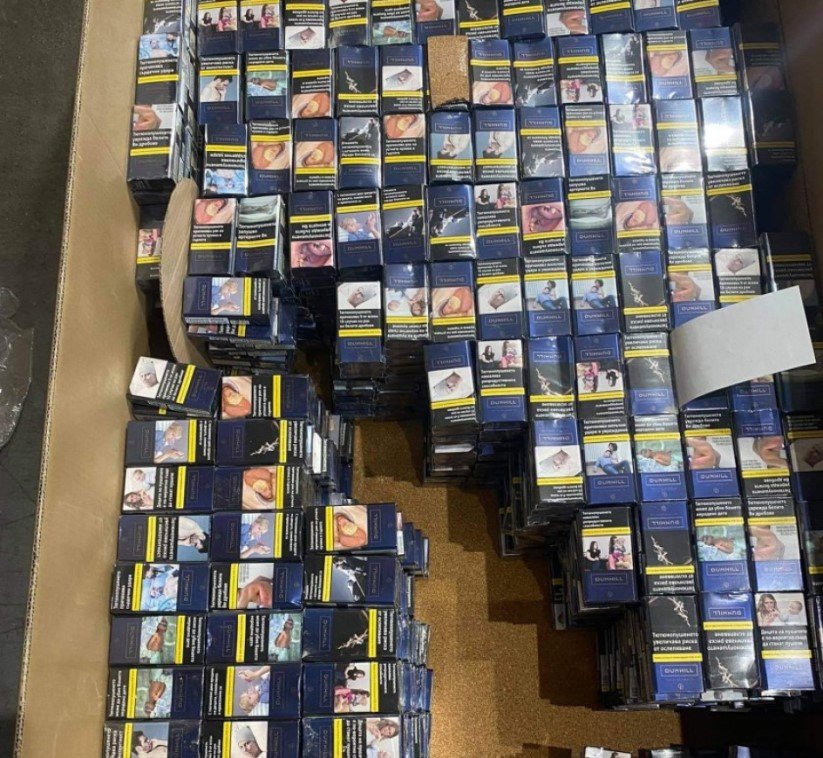 Задържаха 3460 кутии с цигари, скрити в кутии за боя на летище София