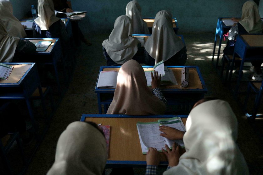 Тайно онлайн училище за момичета в Афганистан