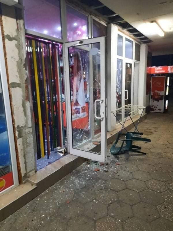 Бежанци потрошиха фризьорски салон и игрална зала в Харманли