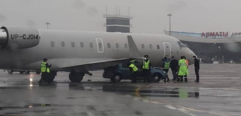 Самолетът на Кайрат се заби се в кола на летището