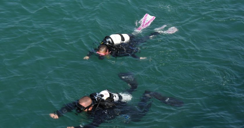 Водолази чистят морето в Бургас