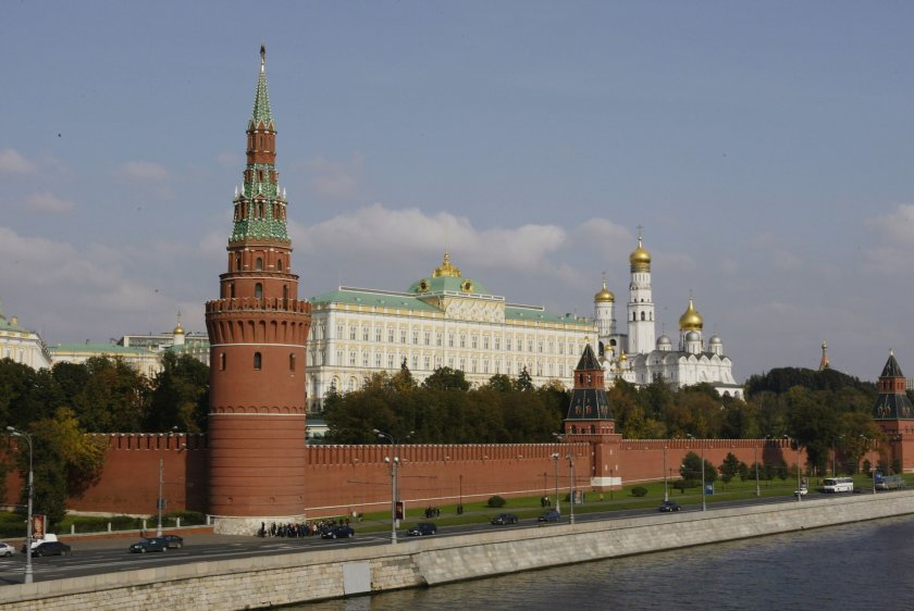 Затвориха Червения площад заради рухнало скеле от стената на Кремъл