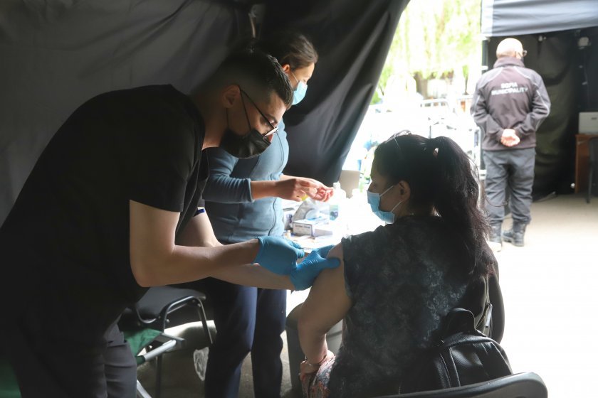  Напук на Мангъров: 400 души се ваксинираха във ВМА през почивните дни