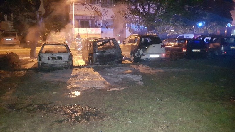 Пожар фламбира 5 коли във Варна (СНИМКИ)