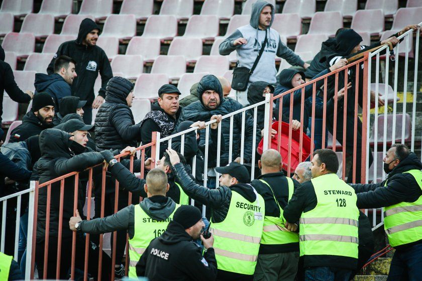 Полицията започна да издирва ултрасите, взели участие във вчерашното меле на "Армията"