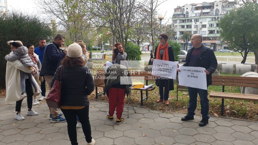 Родителски протест срещу онлайн обучението в Пловдив (СНИМКИ)