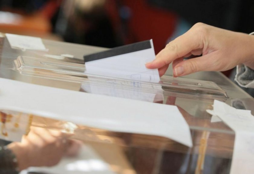 Около 15 хиляди души гласуват чрез подвижните избирателни кутии