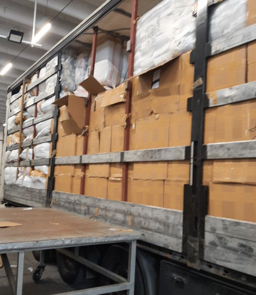 Митничари конфискуваха на "Кулата" дрехи, чанти и килими за 35 412 евро
