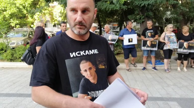 Почернени родители на протест заради смъртта на Тошко и Виктор край Кадиево