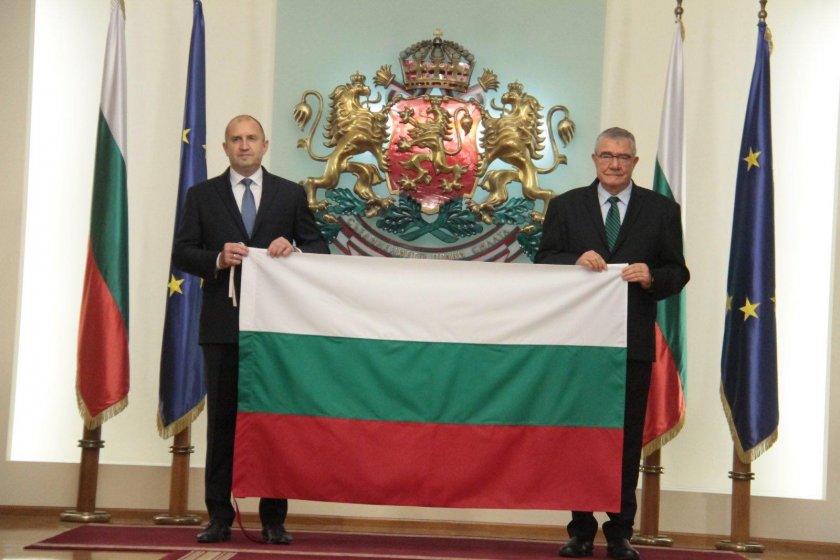 Към Ледения континент: Президентът връчи националния флаг на проф. Пимпирев (СНИМКИ)