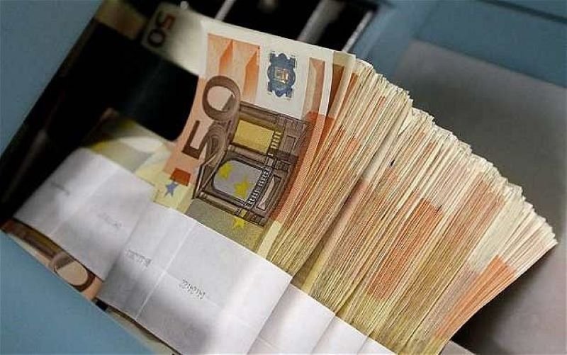 Ученик крие в кола фалшиви 40 000 евро в София